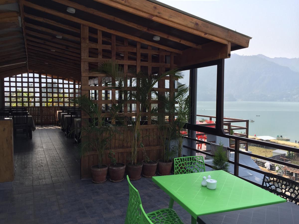 Hotel The Coast Pokhara Esterno foto