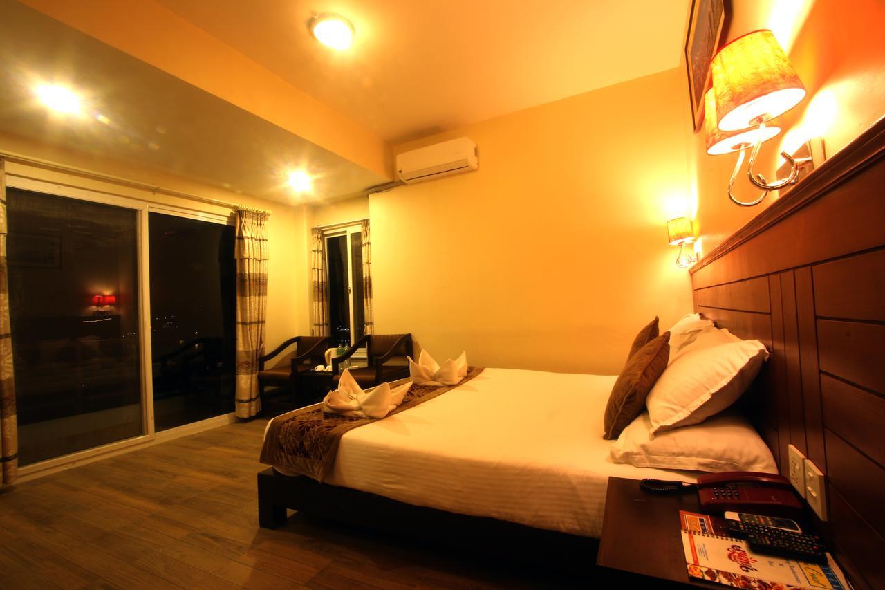Hotel The Coast Pokhara Esterno foto