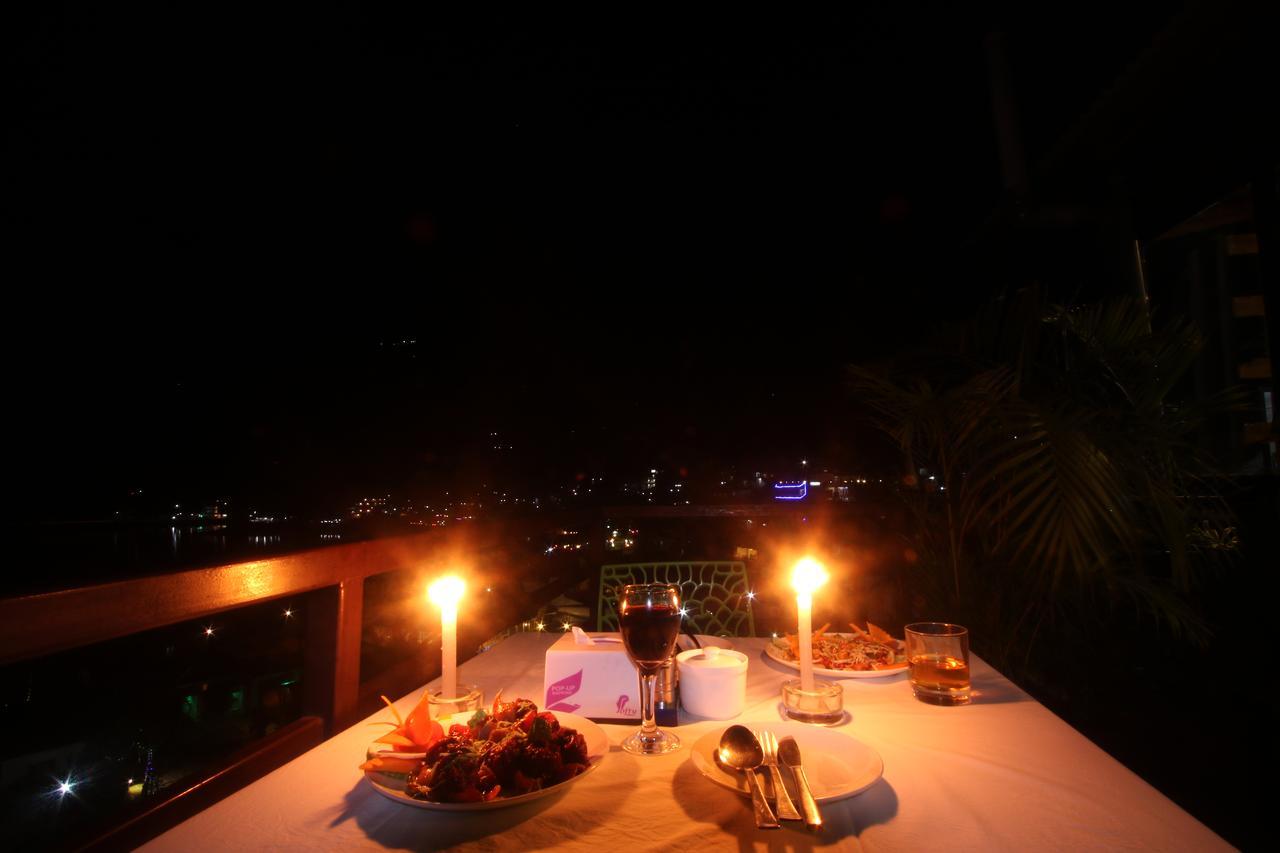 Hotel The Coast Pokhara Esterno foto