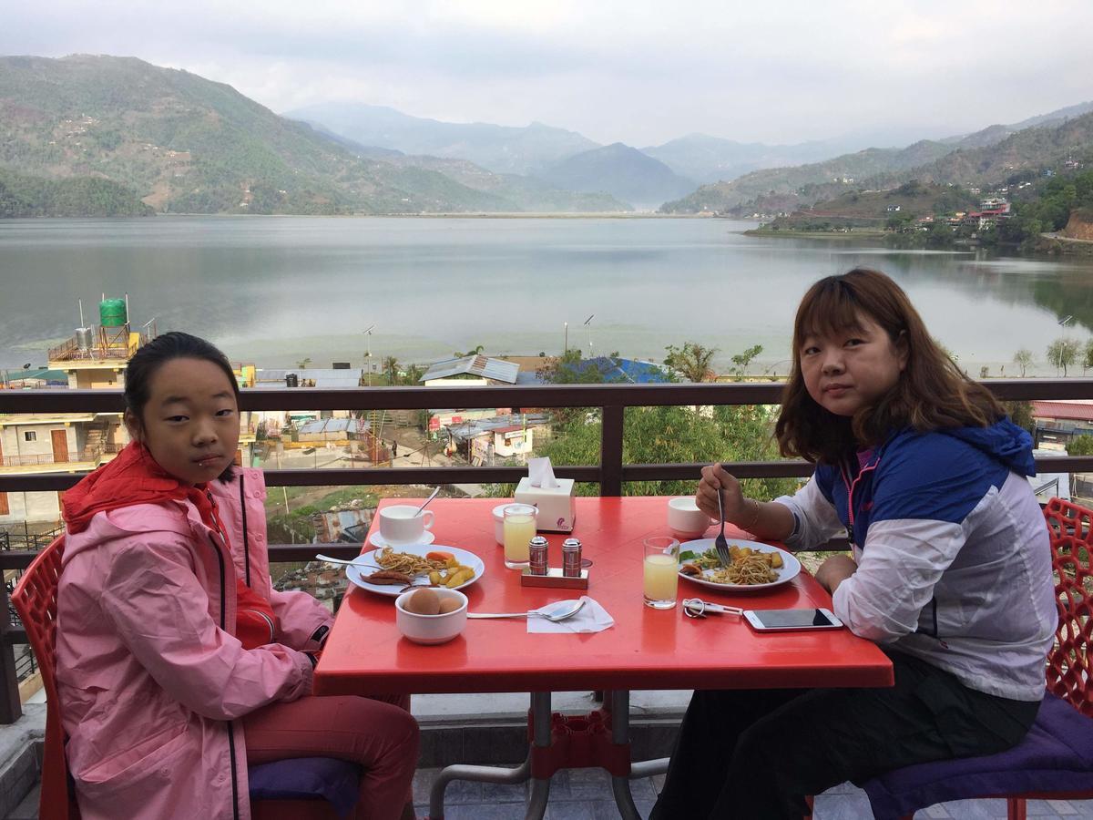 Hotel The Coast Pokhara Esterno foto