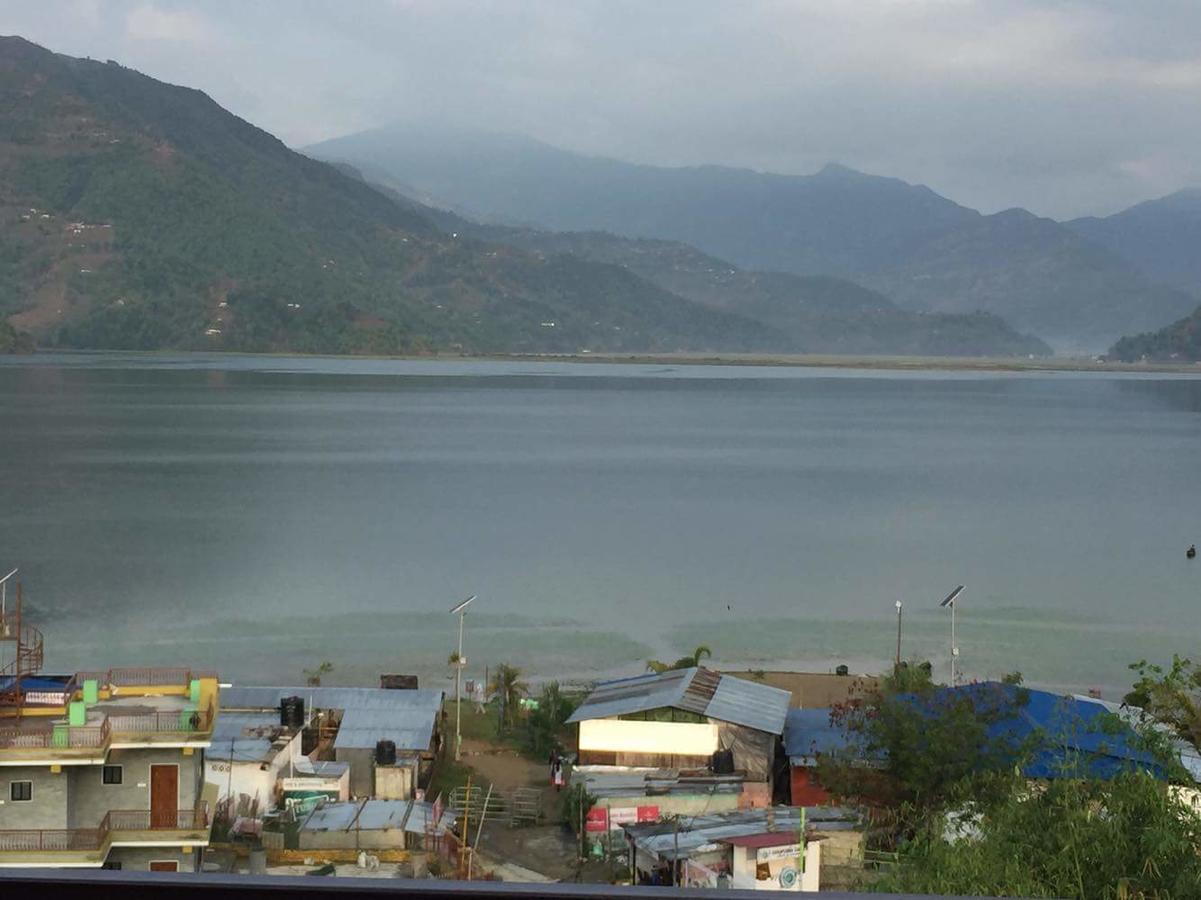 Hotel The Coast Pokhara Esterno foto