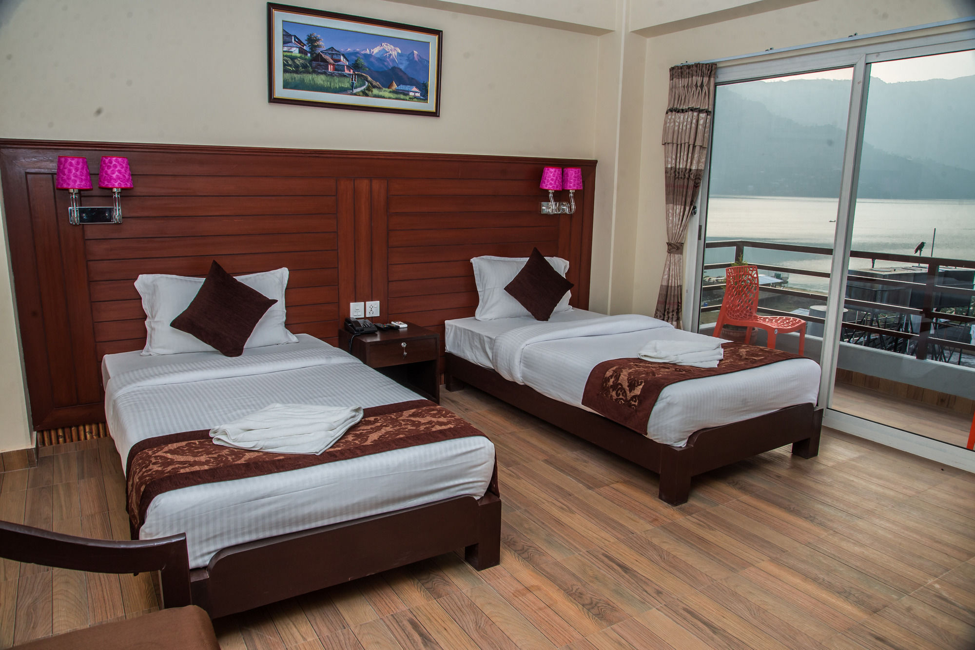 Hotel The Coast Pokhara Esterno foto